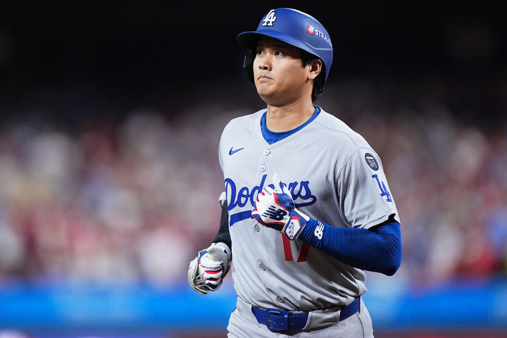 [필라델피아=AP/뉴시스] 7일(한국 시간) 미국 펜실베이니아주 필라델피아의 시티즌스뱅크 파크에서 열린 2025 MLB 필라델피아와 내셔널리그 디비전시리즈(NLDS·5전3선승제) 2차전에 1번 지명타자로 선발 출전한 오타니 쇼헤이. 2025.10.07.