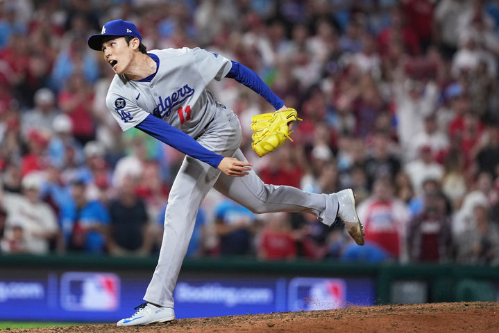 [필라델피아=AP/뉴시스] 7일(한국 시간) 미국 펜실베이니아주 필라델피아의 시티즌스뱅크 파크에서 벌어진 2025 MLB 필라델피아와 내셔널리그 디비전시리즈(NLDS·5전3선승제) 2차전에서 9회말 구원 등판해 공을 던지는 사사키 로키. 2025.10.07.