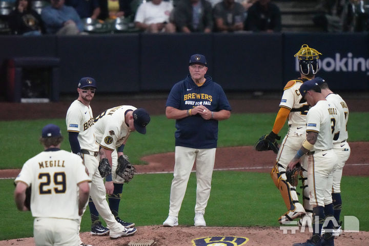 [밀워키=AP/뉴시스] 7일(한국 시간) 미국 위스콘신주 밀워키의 아메리칸 패밀리 필드에서 열린 2025 메이저리그 내셔널리그 디비전시리즈 2차전에서 시카고 컵스를 7-3으로 꺾은 밀워키 브루어스. 2025.10.07. 