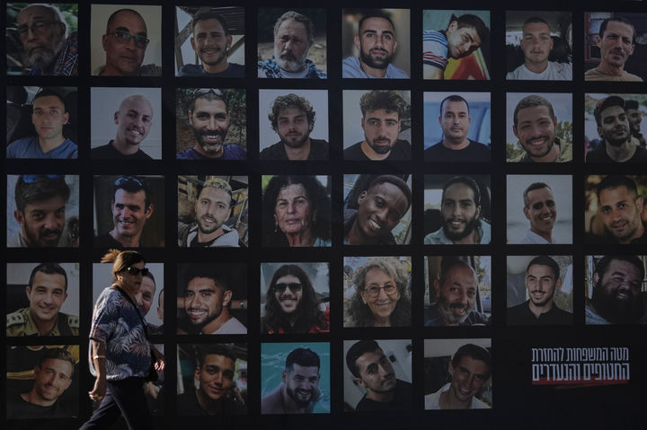 [예루살렘=AP/뉴시스] 지난 7일(현지 시간) 이스라엘 예루살렘에 가자지구에 억류 중인 이스라엘 인질 사진이 걸려 있다. 하마스는 13일 이스라엘과 휴전 합의에 따라 생존 인질 7명을 석방했다. 나머지 13명도 차례대로 석방할 예정이다. 2025.10.13.