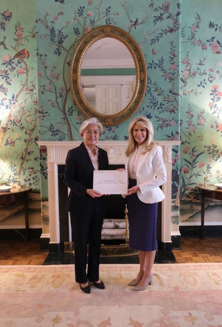 [워싱턴=뉴시스]강경화 신임 주미대사가 6일(현지 시간) 미국 워싱턴DC 백악관 영빈관에서 모니카 크롤리 국무부 의전장을 만나 신임장 사본을 전달하며 공식 행보를 시작했다. (사진=주미대사관 페이스북). 2025.10.07. *재판매 및 DB 금지