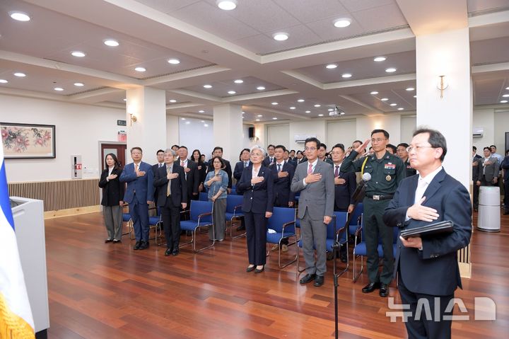 [워싱턴=뉴시스]강경화 신임 주미대사가 6일(현지 시간) 오후 미국 워싱턴DC 주미대사관에서 열린 취임식에서 국민의례를 진행하고 있다. (사진=주미대사관 제공). 2025.10.07.