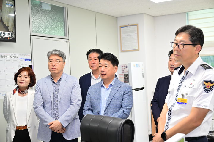 [김천=뉴시스] 김천경찰서 찾은 김천시의회 의원들. (사진=김천시의회 제공) 2025.10.07 photo@newsis.com *재판매 및 DB 금지
