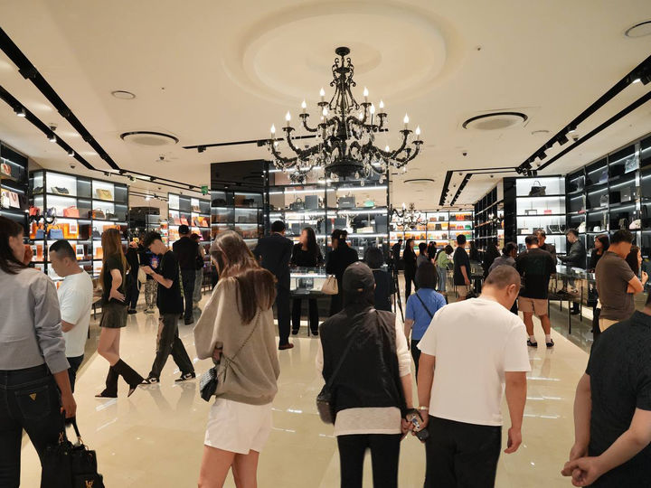 고객들로 북적이는 캉카스백화점 매장 *재판매 및 DB 금지