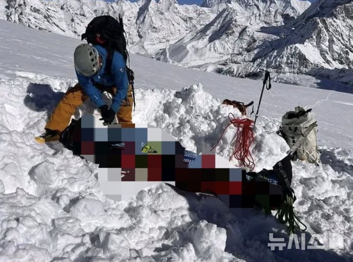[서울=뉴시스]6일(현지시간) 네팔 동부 메라피크봉 일대에서 구조대가 한국인 등산객의 시신을 수습하고 있다.(사진출처: 투어리즘타임스 캡처) 2025.10.07.