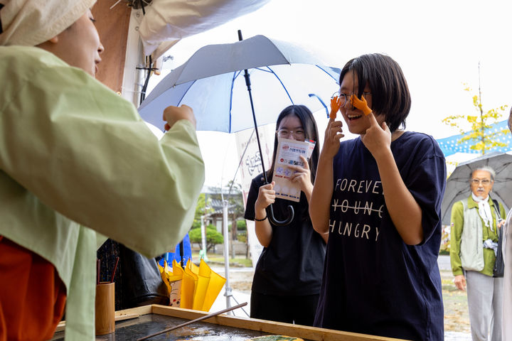 [예천=뉴시스] '2025 예천 삼강주막나루터축제'에서 주모체험을 하고 있다. (사진=예천군 제공) 2025.10.07. photo@newsis.com *재판매 및 DB 금지