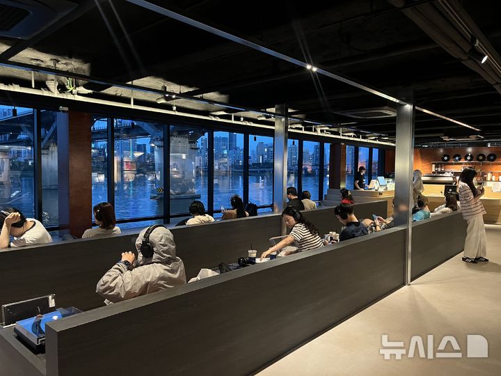 [서울=뉴시스]뚝섬선착장 바이닐.