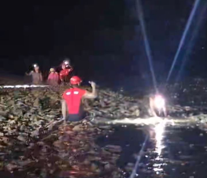 [신안=뉴시스] 지난 6일 오후 7시13분께 전남 신안군 증도면 한 갯벌에서 일가족 7명이 고립됐다는 신고가 접수돼 해경이 구조 작업을 하고 있다. (사진 = 목포해경 제공) 2025.10.07. photo@newsis.com *재판매 및 DB 금지