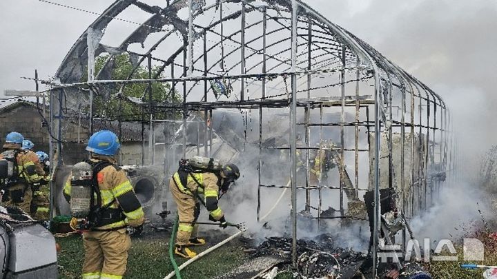 [인천=뉴시스] 지난 6일 오후 인천 서구 오류동 한 비닐하우스에서 불이 나 소방대원들이 진화 작업을 하고 있다. (사진=인천소방본부 제공) 2025.10.07. photo@newsis.com