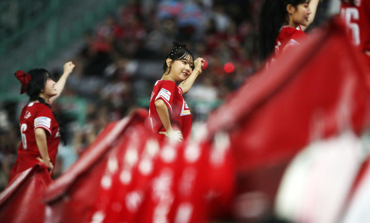 [서울=뉴시스] 프로야구 SSG 랜더스, 준플레이오프 홈 경기서 '레드 웨이브(Red Wave)' 콘셉트 현장 이벤트 실시. (사진 = SSG 랜더스 제공) *재판매 및 DB 금지