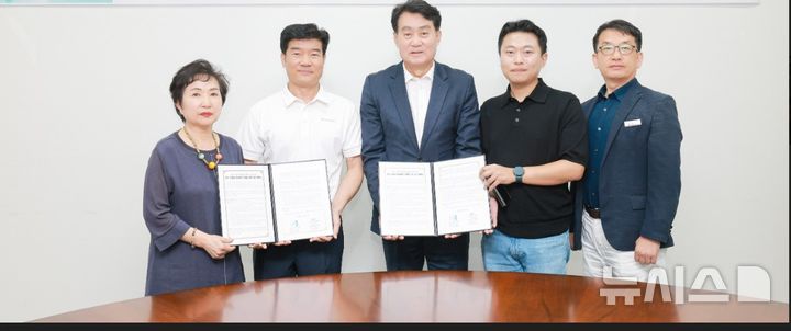 [군포=뉴시스] 협약식 참가자들이 협약서에 서명한 후 하은호 시장(사진 가운데)과 기념 촬영을 하고 있다. (사진=군포시 제공).2025.10.07.photo@newsis.com