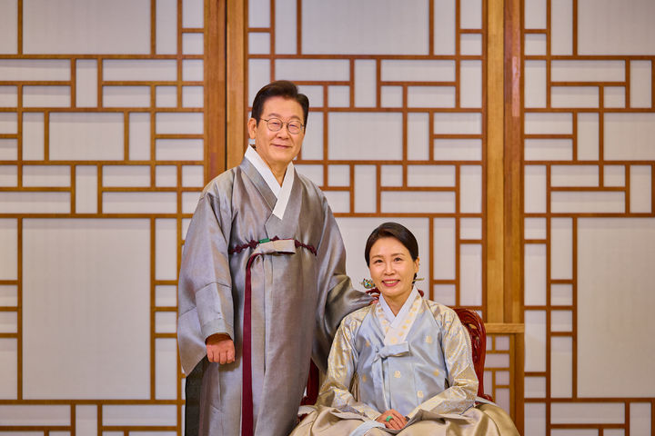 [서울=뉴시스] 최동준 기자 = 대통령실은 이재명 대통령과 김혜경 여사가 추석 명절 인사를 하는 모습을 7일 SNS에 공개했다.이 대통령은 메시지를 통해 "국민 여러분의 오늘과 민생의 내일을 더 낮은 마음으로, 더 세밀히 챙길 것을 다시 한번 약속드린다"고 밝혔다. (사진=이재명 대통령 SNS) 2025.10.07. photo@newsis.com *재판매 및 DB 금지