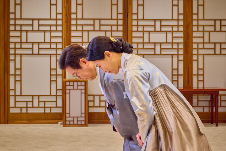 [서울=뉴시스] 최동준 기자 = 대통령실은 이재명 대통령과 김혜경 여사가 추석 명절 인사를 하는 모습을 7일 SNS에 공개했다.이 대통령은 메시지를 통해 "국민 여러분의 오늘과 민생의 내일을 더 낮은 마음으로, 더 세밀히 챙길 것을 다시 한번 약속드린다"고 밝혔다. (사진=이재명 대통령 SNS) 2025.10.07. photo@newsis.com *재판매 및 DB 금지