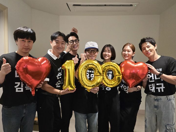 [서울=뉴시스] 영화 '보스'의 라희찬 감독과 출연진이 100만 돌파를 기념하고 있다. (사진=하이브미디어코프, 마인드마크 제공) 2025.10.07. photo@newsis.com *재판매 및 DB 금지