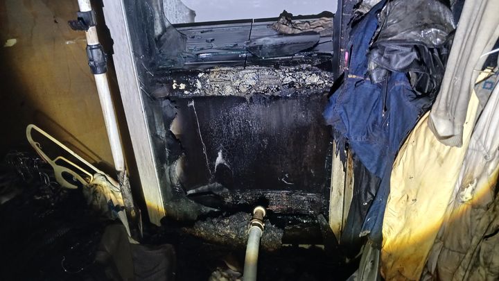 [부산=뉴시스] 7일 오전 3시16분께 부산 사하구의 한 아파트 24층 A씨의 집에서 불이 났다. (사진=부산소방재난본부 제공) 2025.10.07. photo@newsis.com *재판매 및 DB 금지