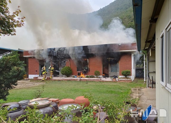 [포항=뉴시스] 안병철 기자 = 지난 6일 낮 12시20분께 경북 포항시 북구 죽장면 매현리 단독주택에서 불이 났다.(사진=경북소방본부 제공) 2025.10.07. photo@newsis.com