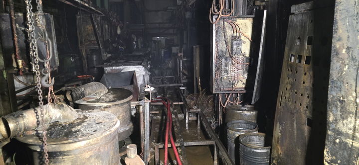 [부산=뉴시스] 6일 오후 8시3분께 부산 강서구의 한 공장 3층 옥상에서 불이 났다. (사진=부산소방재난본부 제공) 2025.10.06. photo@newsis.com *재판매 및 DB 금지