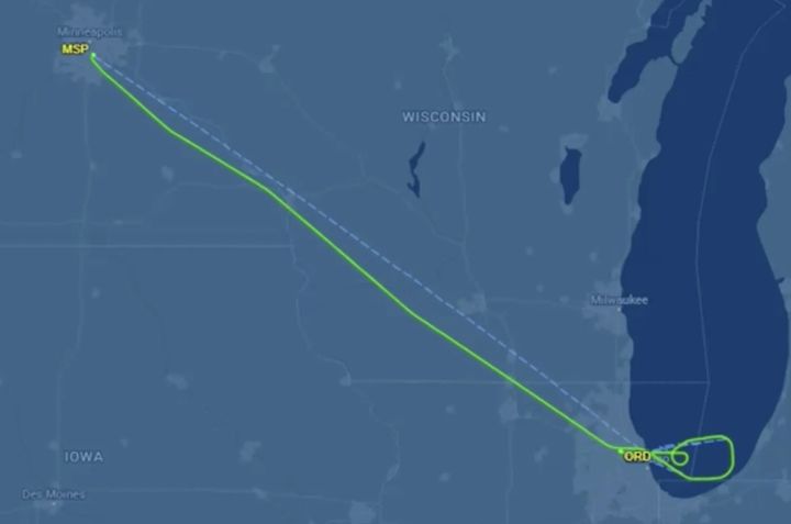 [서울=뉴시스] 미국 뉴저지행 비행기가 기내에서 난동을 부린 승객 때문에 경로를 변경하고 긴급 착륙하는 사건이 발생했다. 해당 비행기는 지난 3일 오전 시카고에 정차했다가 사태 수습 뒤 뉴저지로 향했다. 사진은 해당 경로 모습. (사진 = 뉴욕포스트 캡처) 2025.10.07. *재판매 및 DB 금지