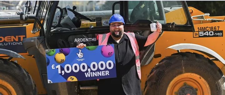 [서울=뉴시스] 100만 파운드(약 19억원) 복권에 당첨된 영국 남성 아담 로페즈. (사진출처: 로터리 유에스에이 캡처) 2025.10.07.