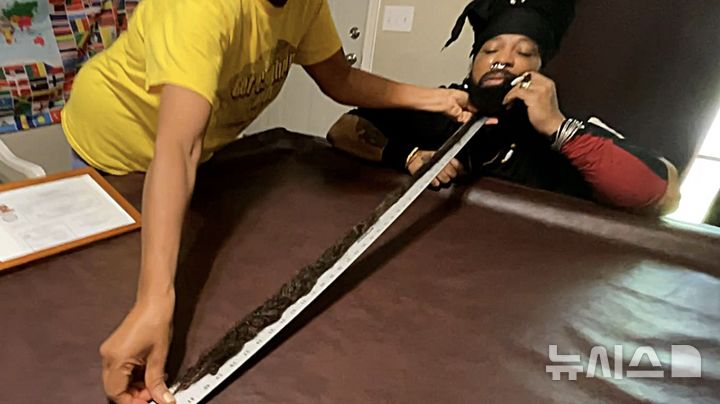 [서울=뉴시스] 루돌프 마르티노가 수염 길이를 측정하고 있다. (사진출처: 기네스 월드 레코드 홈페이지 캡처) 2025.10.07.