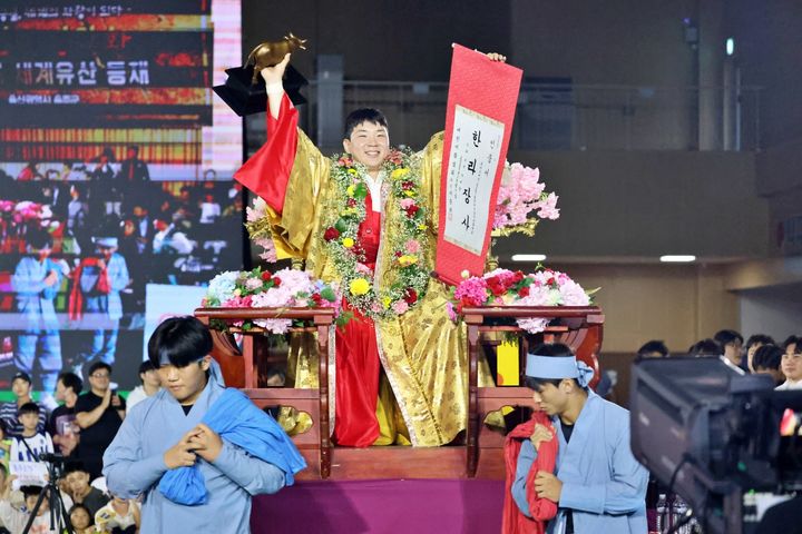 [울산=뉴시스] 구미현 기자 = 울산 울주군청 해뜨미씨름단 소속 김무호 선수가 7일 울주종합체육센터에서 열린 '위더스제약 2025 울주추석장사씨름대회'에서 한라장사에 등극했다. 2025.10.07. (사진=울주군청 제공) photo@newsis.com *재판매 및 DB 금지