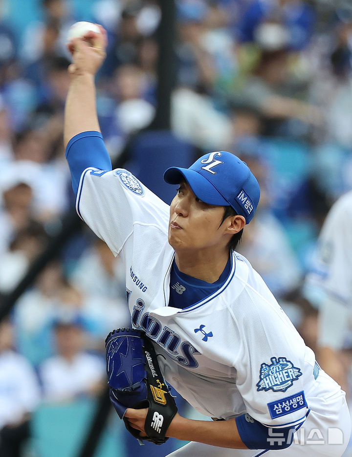 [대구=뉴시스] 이무열 기자 = 7일 대구 수성구 삼성라이온즈파크에서 열린 2025 신한 SOL 뱅크 KBO리그 와일드카드 2차전 NC 다이노스와 삼성 라이온즈의 경기, 1회초 삼성 선발투수 원태인이 공을 던지고 있다. 2025.10.07. lmy@newsis.com