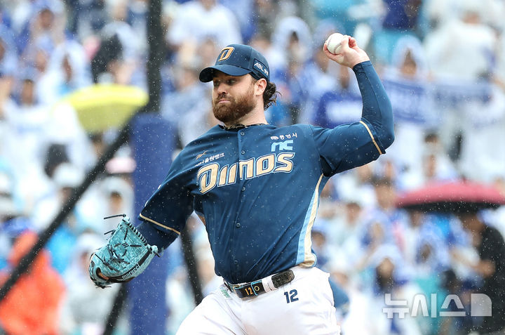 [대구=뉴시스] 이무열 기자 = 7일 대구 수성구 삼성라이온즈파크에서 열린 2025 신한 SOL 뱅크 KBO리그 와일드카드 2차전 NC 다이노스와 삼성 라이온즈의 경기, 1회말 NC 선발투수 로건이 공을 던지고 있다. 2025.10.07. lmy@newsis.com