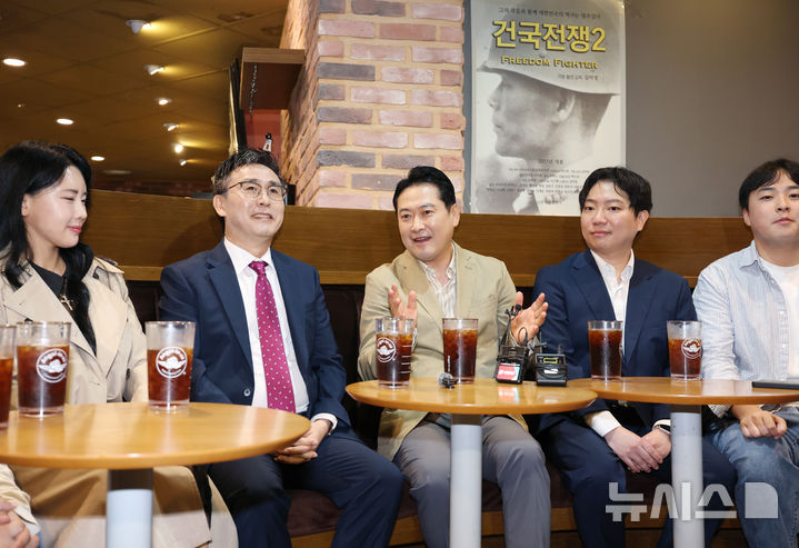 [서울=뉴시스] 김진아 기자 = 장동혁 국민의힘 대표가 추석 연휴인 7일 서울 롯데시네마 영등포점에서 청년들과 '건국전쟁2'를 관람하기 앞서 '건국전쟁 시리즈'를 만든 김덕영 감독과 대화를 하고 있다. 2025.10.07. bluesoda@newsis.com