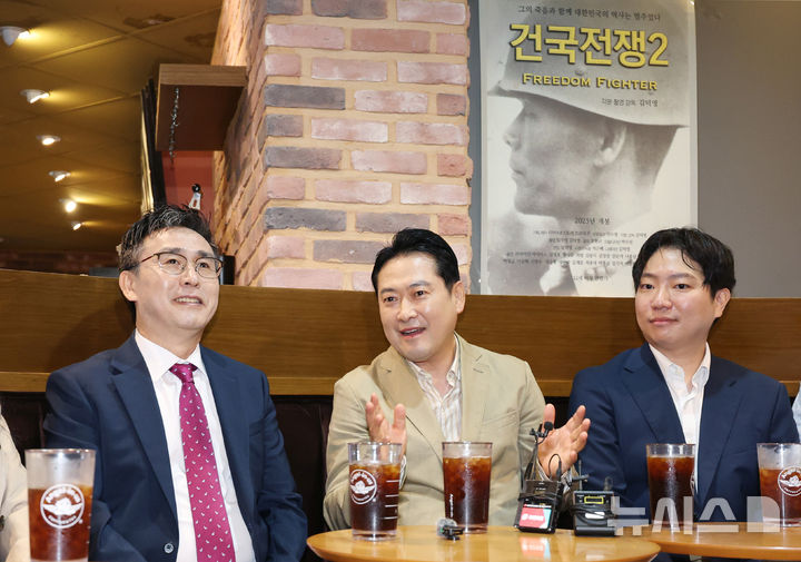 [서울=뉴시스] 김진아 기자 = 장동혁 국민의힘 대표가 추석 연휴인 7일 서울 롯데시네마 영등포점에서 청년들과 '건국전쟁2'를 관람하기 앞서 '건국전쟁 시리즈'를 만든 김덕영 감독과 대화를 하고 있다. 2025.10.07. bluesoda@newsis.com