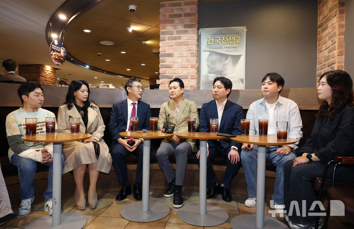 [서울=뉴시스] 김진아 기자 = 장동혁 국민의힘 대표가 추석 연휴인 7일 서울 롯데시네마 영등포점에서 청년들과 '건국전쟁2'를 관람하기 앞서 '건국전쟁 시리즈'를 만든 김덕영 감독과 대화를 하고 있다. 2025.10.07. bluesoda@newsis.com