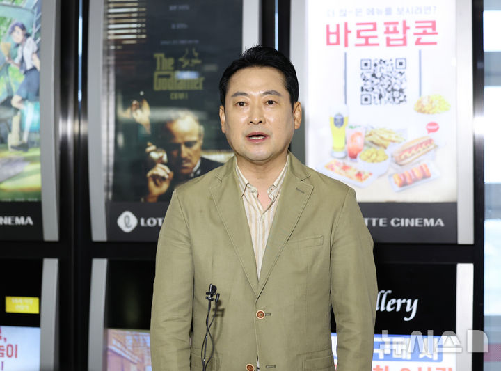 [서울=뉴시스] 김진아 기자 = 장동혁 국민의힘 대표가 추석 연휴인 7일 서울 롯데시네마 영등포점에서 청년들과 '건국전쟁2'를 관람하기 앞서 브리핑을 하고 있다. 2025.10.07. bluesoda@newsis.com