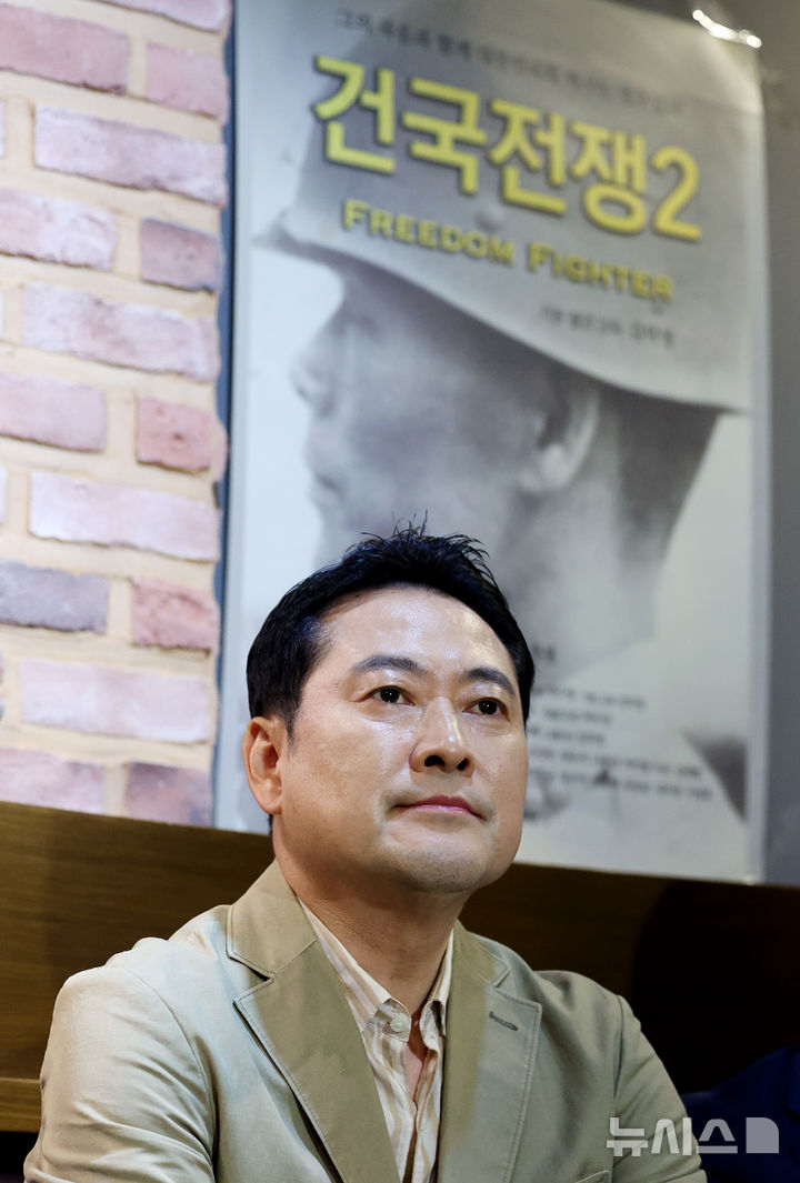 [서울=뉴시스] 김진아 기자 = 장동혁 국민의힘 대표가 추석 연휴인 지난 7일 서울 롯데시네마 영등포점에서 청년들과 '건국전쟁2'를 관람하기 앞서 '건국전쟁 시리즈'를 만든 김덕영 감독과 대화를 하고 있다. 2025.10.07. bluesoda@newsis.com