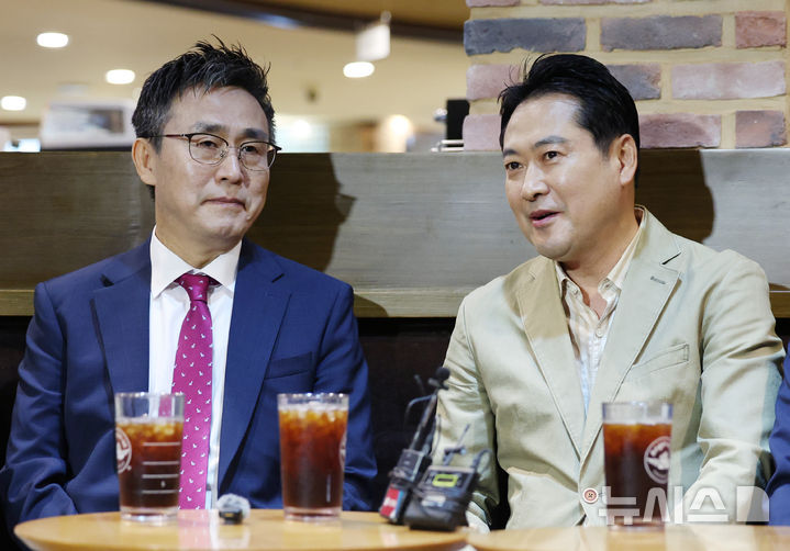 [서울=뉴시스] 김진아 기자 = 장동혁 국민의힘 대표가 추석 연휴인 7일 서울 롯데시네마 영등포점에서 청년들과 '건국전쟁2'를 관람하기 앞서 '건국전쟁 시리즈'를 만든 김덕영 감독과 대화를 하고 있다. 2025.10.07. bluesoda@newsis.com