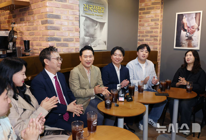 [서울=뉴시스] 김진아 기자 = 장동혁 국민의힘 대표가 추석 연휴인 7일 서울 롯데시네마 영등포점에서 청년들과 '건국전쟁2'를 관람하기 앞서 '건국전쟁 시리즈'를 만든 김덕영 감독과 대화를 하고 있다. 2025.10.07. bluesoda@newsis.com