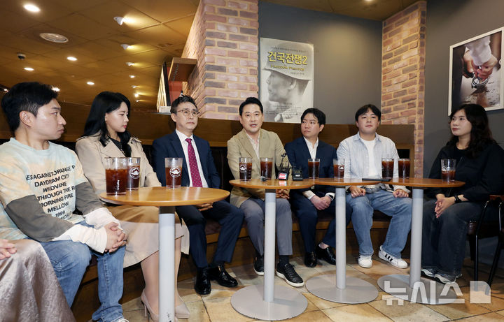 [서울=뉴시스] 김진아 기자 = 장동혁 국민의힘 대표가 추석 연휴인 7일 서울 롯데시네마 영등포점에서 청년들과 '건국전쟁2'를 관람하기 앞서 '건국전쟁 시리즈'를 만든 김덕영 감독과 대화를 하고 있다. 2025.10.07. bluesoda@newsis.com