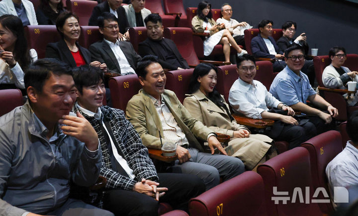 [서울=뉴시스] 김진아 기자 = 장동혁 국민의힘 대표가 추석 연휴인 7일 서울 롯데시네마 영등포점에서 청년들과 '건국전쟁2'를 관람하고 있다. (공동취재) 2025.10.07. photo@newsis.com