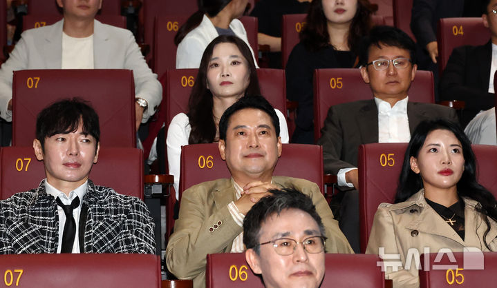 [서울=뉴시스] 김진아 기자 = 장동혁 국민의힘 대표가 추석 연휴인 7일 서울 롯데시네마 영등포점에서 청년들과 '건국전쟁2'를 관람하고 있다. (공동취재) 2025.10.07. photo@newsis.com