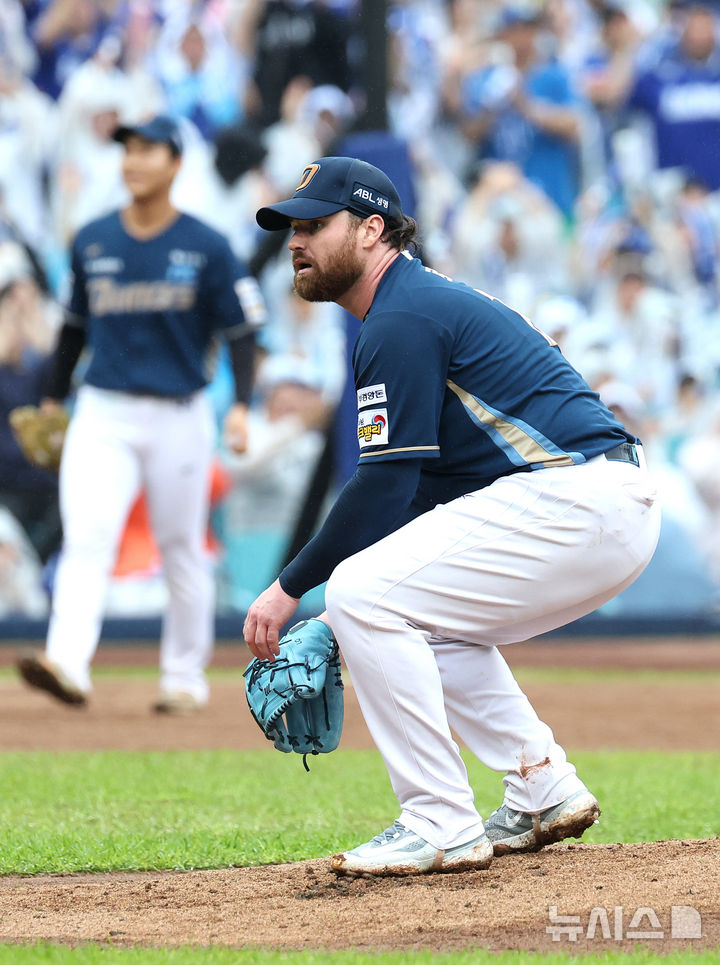 [대구=뉴시스] 이무열 기자 = 7일 대구 수성구 삼성라이온즈파크에서 열린 2025 신한 SOL 뱅크 KBO리그 와일드카드 2차전 NC 다이노스와 삼성 라이온즈의 경기, 1회말 2사 주자 만루 상황에서 NC 선발투수 로건이 삼성 이성규에 밀어내기 볼넷을 내주며 아쉬워하고 있다. 2025.10.07. lmy@newsis.com