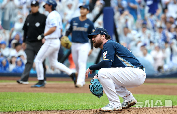 [대구=뉴시스] 이무열 기자 = 7일 대구 수성구 삼성라이온즈파크에서 열린 2025 신한 SOL 뱅크 KBO리그 와일드카드 2차전 NC 다이노스와 삼성 라이온즈의 경기, 1회말 2사 주자 만루 상황에서 NC 선발투수 로건이 삼성 이성규에 밀어내기 볼넷을 내주며 아쉬워하고 있다. 2025.10.07. lmy@newsis.com