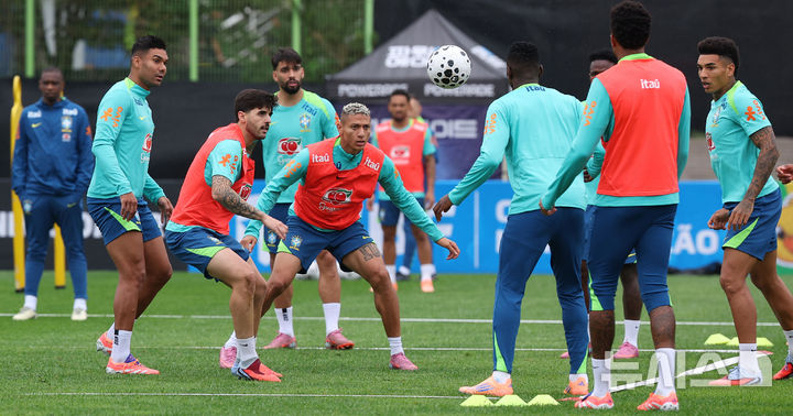 [고양=뉴시스] 김선웅 기자 = 대한민국 축구대표팀과 평가전을 앞둔 브라질 축구대표팀의 히샤를리송 등 선수들이 7일 경기 고양시 고양종합운동장 보조경기장에서 훈련을 하고 있다. 2025.10.07. mangusta@newsis.com