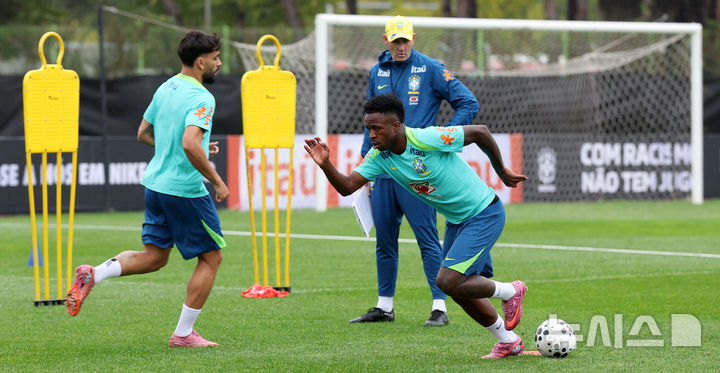 [고양=뉴시스] 김선웅 기자 = 대한민국 축구대표팀과 평가전을 앞둔 브라질 축구대표팀의 비니시우스 등 선수들이 7일 경기 고양시 고양종합운동장 보조경기장에서 훈련을 하고 있다. 2025.10.07. mangusta@newsis.com