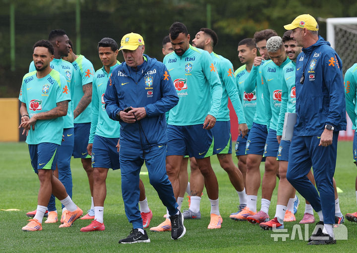 [고양=뉴시스] 김선웅 기자 = 대한민국 축구대표팀과 평가전을 앞둔 브라질 축구대표팀의 카를로 안첼로티 감독과 선수들이 7일 경기 고양시 고양종합운동장 보조경기장에서 훈련에 참여하고 있다. 2025.10.07. mangusta@newsis.com