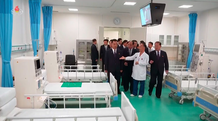 [서울=뉴시스] 김정은 북한 국무위원장이 지난 6일 평양종합병원 개원식에 참석해 연설하고 병원을 둘러봤다고 북한 조선중앙TV가 7일 보도했다. (사진=조선중앙TV 캡처) 2025.10.18. photo@newsis.com *재판매 및 DB 금지