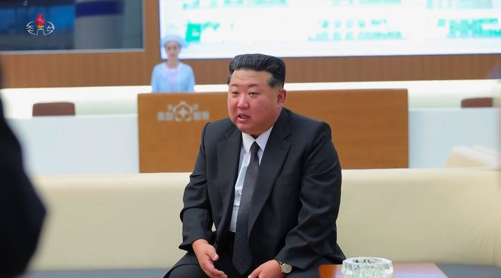 [서울=뉴시스] 노동당 창건 80주년(10월 10일) 경축행사에 중미 니카라과가 정부 최고위급 인사가 이끄는 대표단을 파견했다. 사진은 김정은 북한 국무위원장이 지난 6일 평양종합병원 개원식에 참석해 연설하고 병원을 둘러봤다고 북한 조선중앙TV가 7일 보도한 모습. (사진=조선중앙TV 캡처) 2025.10.09. photo@newsis.com *재판매 및 DB 금지