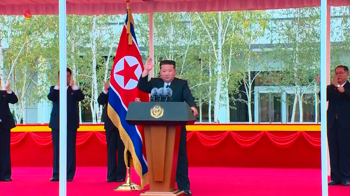 [서울=뉴시스] 김정은 북한 국무위원장이 지난 6일 평양종합병원 개원식에 참석해 연설하고 병원을 둘러봤다고 북한 조선중앙TV가 7일 보도했다. (사진=조선중앙TV 캡처) 2025.10.07. photo@newsis.com *재판매 및 DB 금지