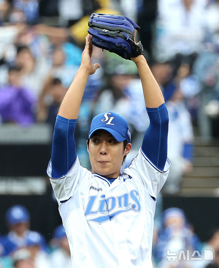 [대구=뉴시스] 이무열 기자 = 7일 대구 수성구 삼성라이온즈파크에서 열린 2025 신한 SOL 뱅크 KBO리그 와일드카드 2차전 NC 다이노스와 삼성 라이온즈의 경기, 5회초 2사 주자 없는 상황에서 삼성 선발투수 원태인이 NC 김주원의 파울 플라이를 잡아낸 우익수 김성윤의 호수비에 기뻐하고 있다. 2025.10.07. lmy@newsis.com