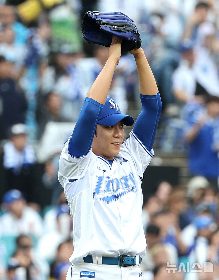 [대구=뉴시스] 이무열 기자 = 7일 대구 수성구 삼성라이온즈파크에서 열린 2025 신한 SOL 뱅크 KBO리그 와일드카드 2차전 NC 다이노스와 삼성 라이온즈의 경기, 5회초 2사 주자 없는 상황에서 삼성 선발투수 원태인이 NC 김주원의 파울 플라이를 잡아낸 우익수 김성윤의 호수비에 기뻐하고 있다. 2025.10.07. lmy@newsis.com