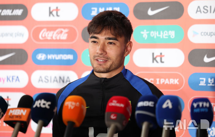 [고양=뉴시스] 김선웅 기자 = 브라질과의 평가전을 앞둔 대한민국 축구대표팀 옌스 카스트로프가 7일 경기 고양시 고양종합운동장 보조경기장에서 훈련을 앞두고 취재진과 인터뷰를 하고 있다. 2025.10.07. mangusta@newsis.com
