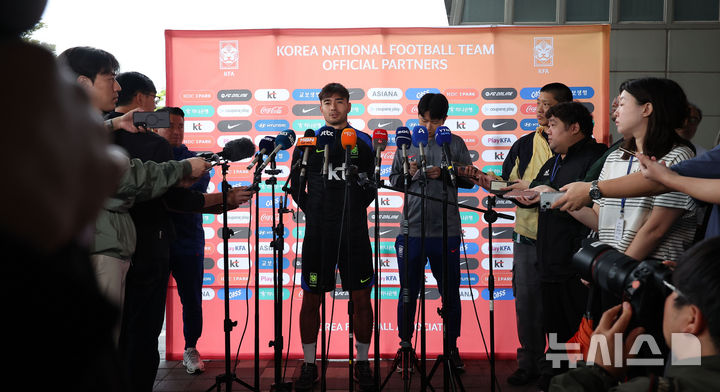 [고양=뉴시스] 김선웅 기자 = 브라질과의 평가전을 앞둔 대한민국 축구대표팀 옌스 카스트로프가 7일 경기 고양시 고양종합운동장 보조경기장에서 훈련을 앞두고 취재진과 인터뷰를 하고 있다. 2025.10.07. mangusta@newsis.com