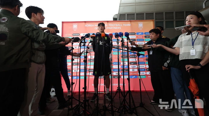 [고양=뉴시스] 김선웅 기자 = 브라질과의 평가전을 앞둔 대한민국 축구대표팀 김지수가 7일 경기 고양시 고양종합운동장 보조경기장에서 훈련을 앞두고 취재진과 인터뷰를 하고 있다. 2025.10.07. mangusta@newsis.com